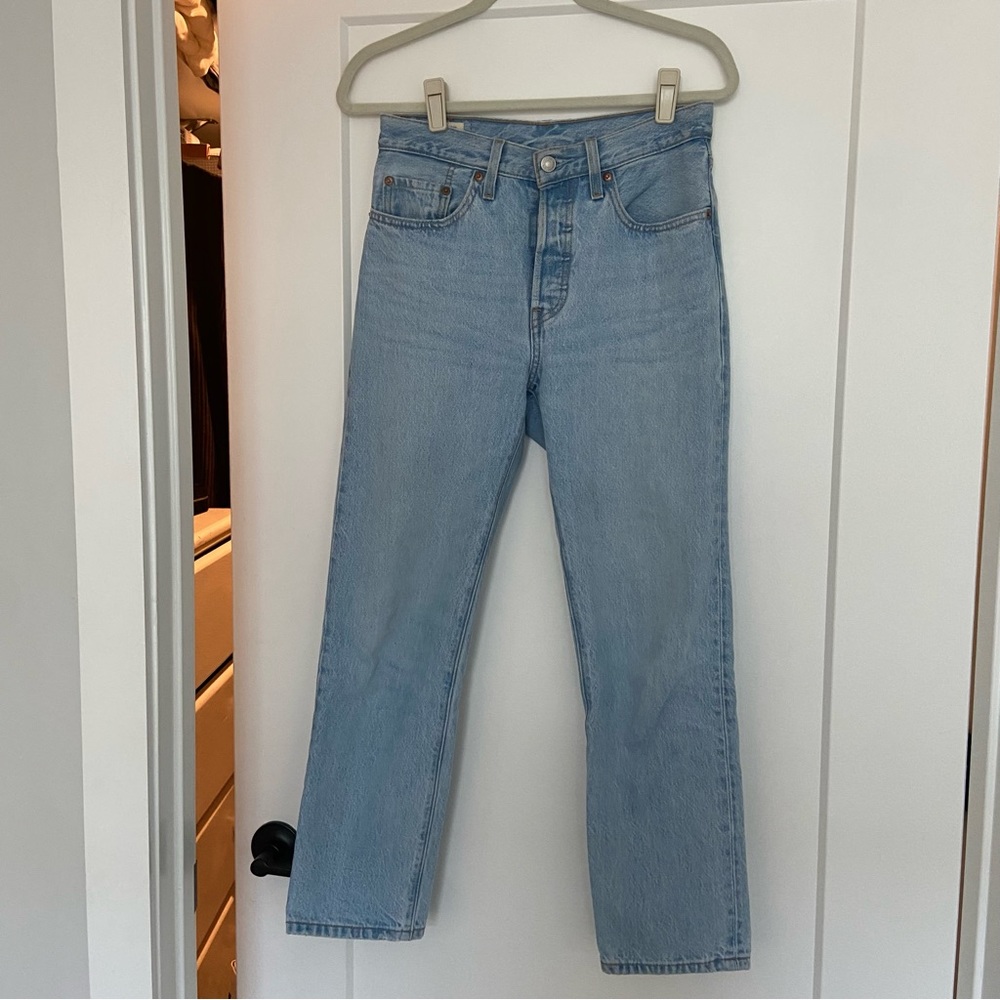 Light wash Levi’s 501 cropped 26x28